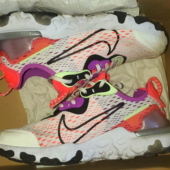 Nike React Vision [GS] - Picture 2 of 9